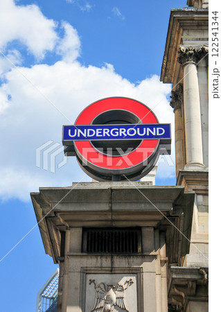 ロンドン名物の地下鉄駅マークの風景 ロンドン名物の地下鉄駅マークの風景 122541344