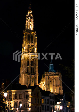 ベルギーのきれいな教会のあるアントワープの街並み 122541947