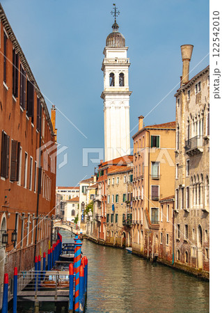 イタリアの水の都ベニスの景色 122542010