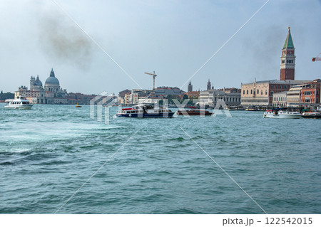 イタリアの水の都ベニスの景色 122542015
