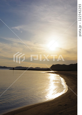 兵庫県南あわじ市　夕暮れの阿万海岸海水浴場・奥に鳴門市を望む 122542293