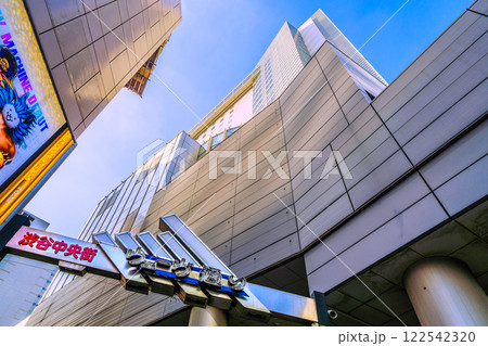日本の東京都市景観 渋谷駅前のウェーヴ通り(出入口)などを望む=令和7年1月20日 日本の東京都市景観 渋谷駅前のウェーヴ通り(出入口)などを望む=令和7年1月20日 122542320