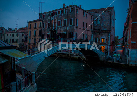 水の都、イタリアのベニスの観光地を巡る 122542874