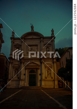 水の都、イタリアのベニスの観光地を巡る 122542884