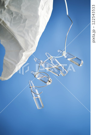 Ampoules containing a medical product or cosmetics. 122543533