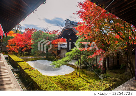 Sand garden at Shaka-do Hall of Eikando temple in autumn, Kyoto 122543728
