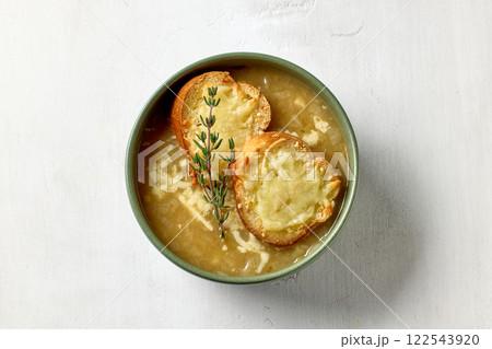 bowl of french onion soup 122543920