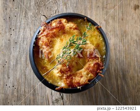 bowl of french onion soup 122543921