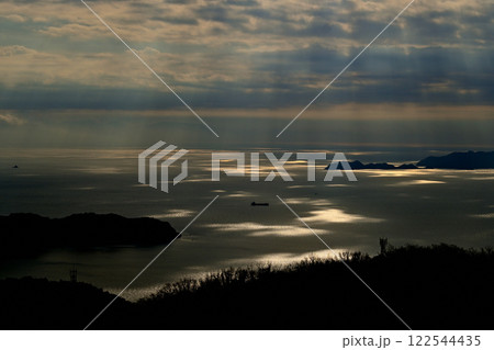 上盛山展望台からの日の出後の情景雲間からの後光 上盛山展望台からの日の出後の情景雲間からの後光 122544435