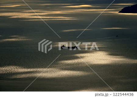 上盛山展望台からの日の出後の情景雲間からの後光 上盛山展望台からの日の出後の情景雲間からの後光 122544436