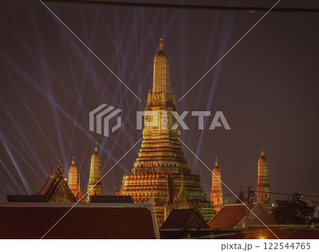ライトアップされた黄金の仏塔 ライトアップされた黄金の仏塔 122544765