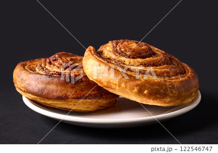 freshly baked cinnamon rolls 122546747