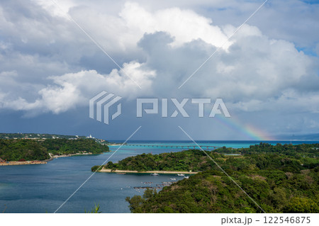 日本の沖縄県の沖縄本島の美しい海の見える風景 日本の沖縄県の沖縄本島の美しい海の見える風景 122546875