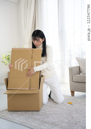 段ボールを壊して片づける女性 段ボールを壊して片づける女性 122547796