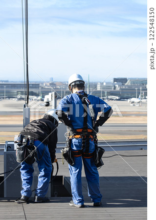 羽田空港ビルのゴンドラによる窓ふき作業 羽田空港ビルのゴンドラによる窓ふき作業 122548150