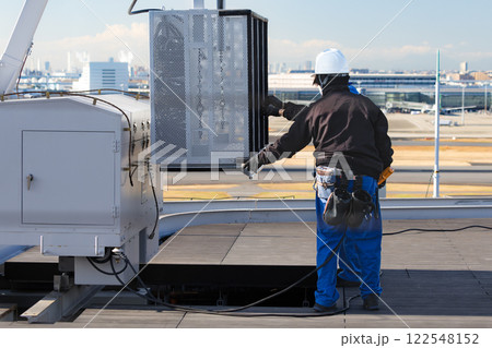 羽田空港ビルのゴンドラによる窓ふき作業 羽田空港ビルのゴンドラによる窓ふき作業 122548152