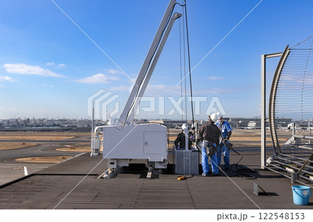 羽田空港ビルのゴンドラによる窓ふき作業 122548153