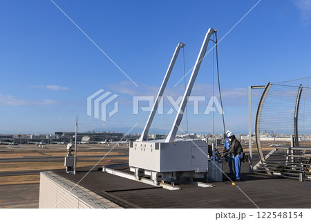 羽田空港ビルのゴンドラによる窓ふき作業 122548154