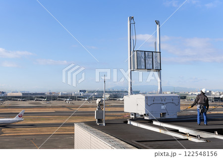 羽田空港ビルのゴンドラによる窓ふき作業 羽田空港ビルのゴンドラによる窓ふき作業 122548156