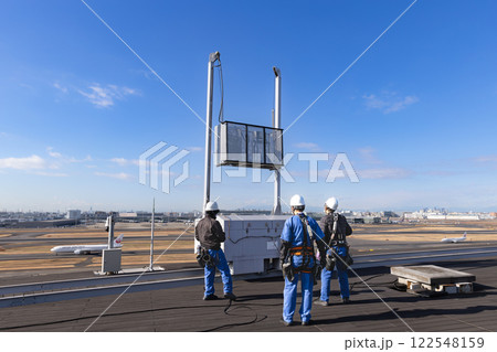 羽田空港ビルのゴンドラによる窓ふき作業 羽田空港ビルのゴンドラによる窓ふき作業 122548159