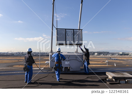 羽田空港ビルのゴンドラによる窓ふき作業 羽田空港ビルのゴンドラによる窓ふき作業 122548161