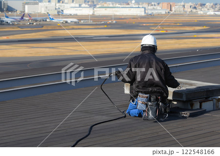 羽田空港ビルのゴンドラによる窓ふき準備作業 羽田空港ビルのゴンドラによる窓ふき準備作業 122548166