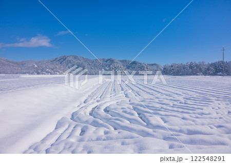 ふんわりとした雪原と青空【長野県】 122548291