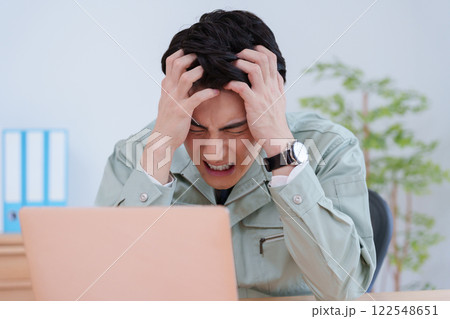 悩むビジネスマン(作業着・作業服・不動産) 悩むビジネスマン(作業着・作業服・不動産) 122548651