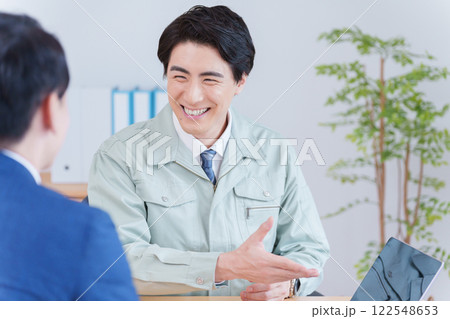 会議をするビジネスマンたち（スーツ・作業着・作業服） 122548653