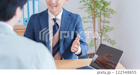 会議をするビジネスマンたち(スーツ・作業着・作業服) 会議をするビジネスマンたち(スーツ・作業着・作業服) 122548655
