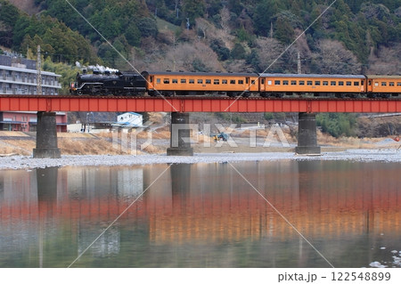 大井川第一橋梁を渡る大井川鉄道C10-8号機(旧ラサ工業仕様特別装飾)_2025/1/12撮影 大井川第一橋梁を渡る大井川鉄道C10-8号機(旧ラサ工業仕様特別装飾)_2025/1/12撮影 122548899