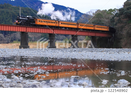 大井川第一橋梁を渡る大井川鉄道C10-8号機(旧ラサ工業仕様特別装飾)_2025/1/12撮影 122548902