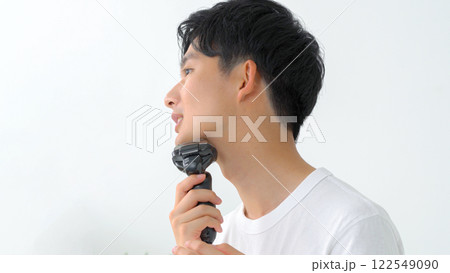 シェーバーで髭を剃る男性 122549090