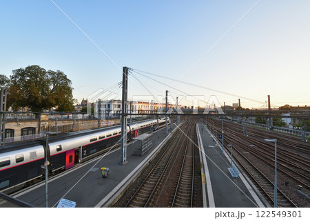 ボルドー、フランス。早朝のサン・ジャン駅に停車中のフランス国鉄のTGV。2024年8月16日 ボルドー、フランス。早朝のサン・ジャン駅に停車中のフランス国鉄のTGV。2024年8月16日 122549301