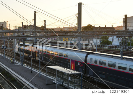 ボルドー、フランス。早朝のサン・ジャン駅に停車中のフランス国鉄のTGV。2024年8月16日 122549304