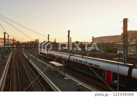 ボルドー、フランス。早朝のサン・ジャン駅に停車中のフランス国鉄のTGV。2024年8月16日 ボルドー、フランス。早朝のサン・ジャン駅に停車中のフランス国鉄のTGV。2024年8月16日 122549309