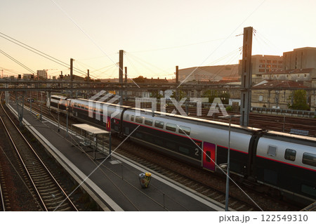ボルドー、フランス。早朝のサン・ジャン駅に停車中のフランス国鉄のTGV。2024年8月16日 ボルドー、フランス。早朝のサン・ジャン駅に停車中のフランス国鉄のTGV。2024年8月16日 122549310