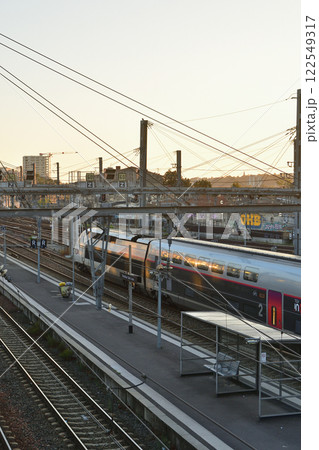 ボルドー、フランス。早朝のサン・ジャン駅に停車中のフランス国鉄のTGV。2024年8月16日 122549317