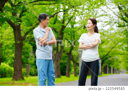 公園で喧嘩をするシニア夫婦 122549585