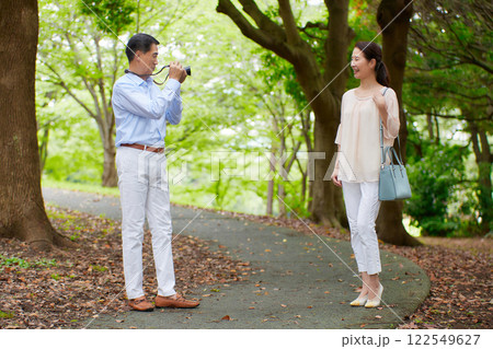 記念写真を撮る旅行中のシニア夫婦 122549627