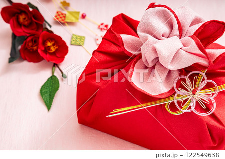 風呂敷包みと椿と和小物 風呂敷包みと椿と和小物 122549638