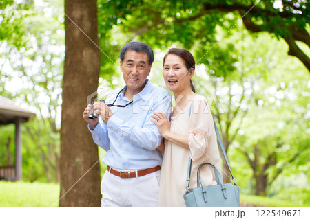 バードウオッチングをする旅行中のシニア夫婦 バードウオッチングをする旅行中のシニア夫婦 122549671
