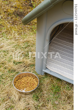 犬小屋とドッグフード 122549701