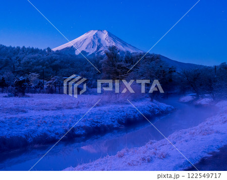 忍野村から見たブルーアワーの新名庄川と富士山 忍野村から見たブルーアワーの新名庄川と富士山 122549717