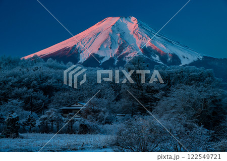 忍野村から見た紅富士 122549721