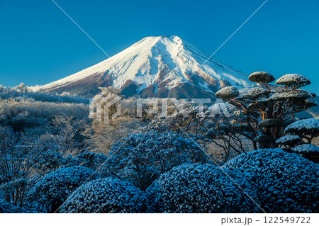 忍野村からの雪景色の庭園と富士山 122549722