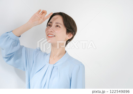 日差しを遮る30代女性 日差しを遮る30代女性 122549896