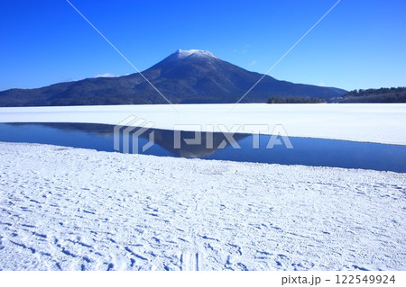 阿寒湖のフロストフラワーと雄阿寒岳 122549924