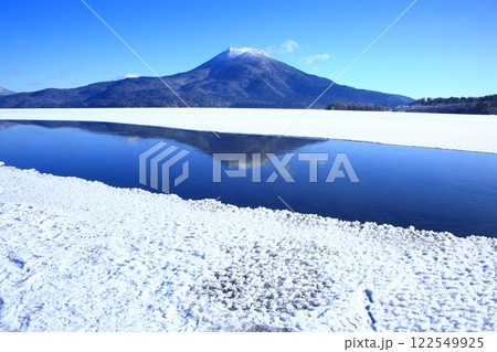 阿寒湖のフロストフラワーと雄阿寒岳 122549925