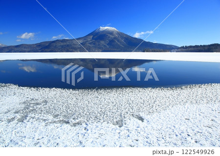 阿寒湖のフロストフラワーと雄阿寒岳 122549926